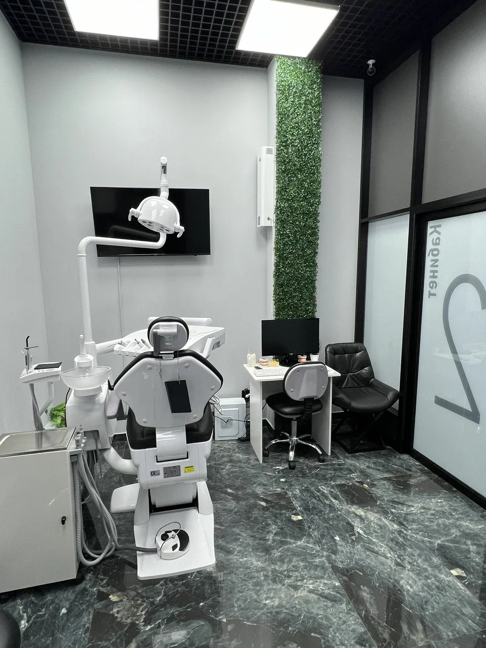 Стоматологическое кресло и оборудование в кабинете GK Clinic